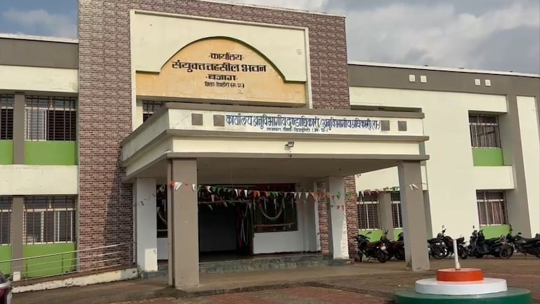 Dindori: गाड़ासरई ग्राम पंचायत में भ्रष्टाचार की भेंट चढ़ी योजनाएं, अब सरपंच और सचिव के खिलाफ होगी कार्रवाई Dindori: गाड़ासरई ग्राम पंचायत में भ्रष्टाचार की भेंट चढ़ी योजनाएं, अब सरपंच और सचिव के खिलाफ होगी कार्रवाई