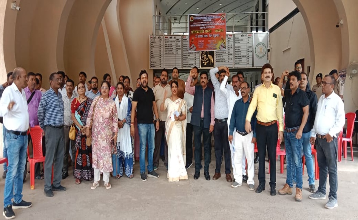 CG Employees Strike: छत्तीसगढ़ में कर्मचारियों की सामूहिक हड़ताल; सरकारी कामकाज बंद, जानिए क्या हैं मांगे?
