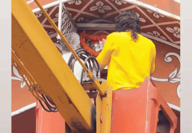 Rajasthan: बालमुकुंद आचार्य ने क्रेन पर चढ़कर की भगवान गणेश की आरती, वायरल हुआ वीडियो