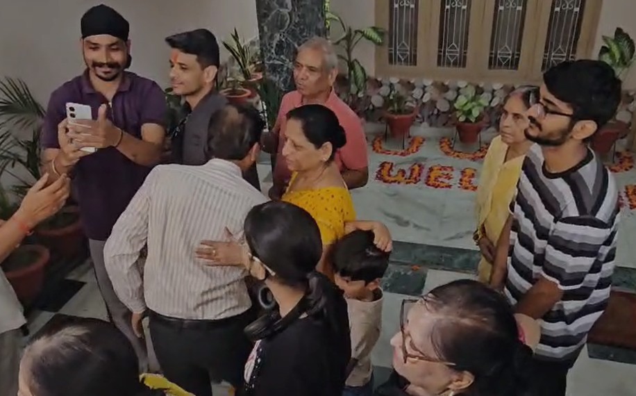 अंतरिक्ष घूमकर आखिर अपने घर पहुंचे शुभांशु शुक्ला, देखते ही बनी माता-पिता की खुशी, देखें वीडियो