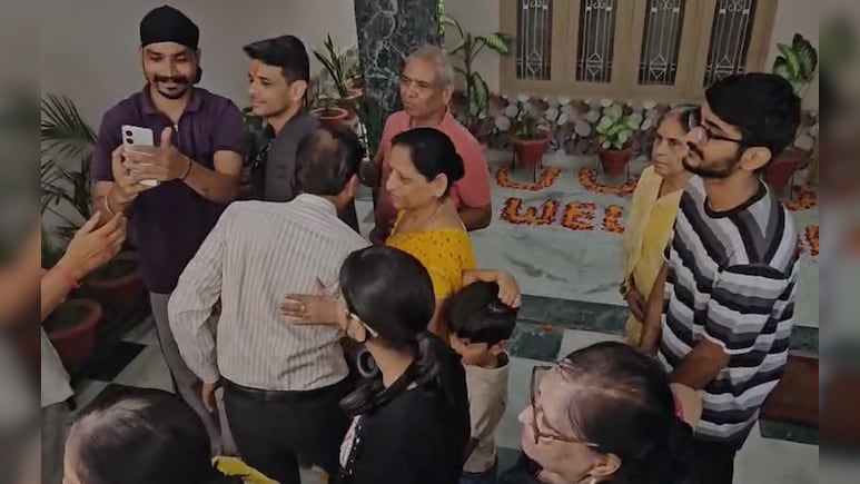 अंतरिक्ष घूमकर आखिर अपने घर पहुंचे शुभांशु शुक्ला, देखते ही बनी माता-पिता की खुशी, देखें वीडियो