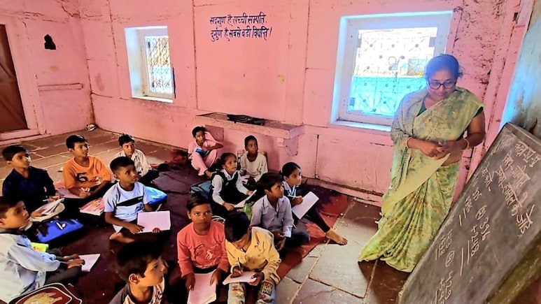 Rajasthan: राजकीय स्कूलों में किताबों का इंतजार, करौली के हजारों छात्र शिक्षा से वंचित Rajasthan: राजकीय स्कूलों में किताबों का इंतजार, करौली के हजारों छात्र शिक्षा से वंचित