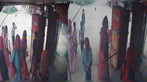 Rajasthan: घूंघट में चेहरा, हाथ में लाठी लेकर मह‍िलाओं ने की तोड़फोड़; प्रेम व‍िवाह पर युवक से थीं खफा
