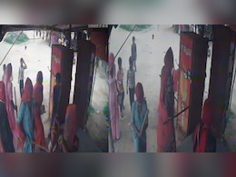 Rajasthan: घूंघट में चेहरा, हाथ में लाठी लेकर महिलाओं ने की तोड़फोड़; प्रेम विवाह पर युवक से थीं खफा Rajasthan: घूंघट में चेहरा, हाथ में लाठी लेकर महिलाओं ने की तोड़फोड़; प्रेम विवाह पर युवक से थीं खफा