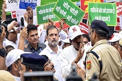 Voter List War: Opposition MPs Vs Cops On Delhi Streets Voter List War: Opposition MPs Vs Cops On Delhi Streets