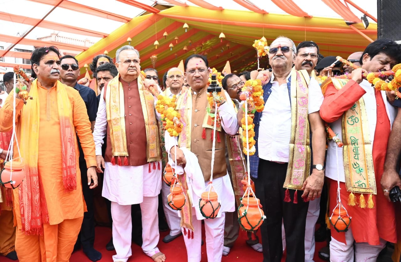सीएम साय के साथ अन्य लोगों ने भी उठाई कांवड़ सीएम साय के साथ अन्य लोगों ने भी उठाई कांवड़