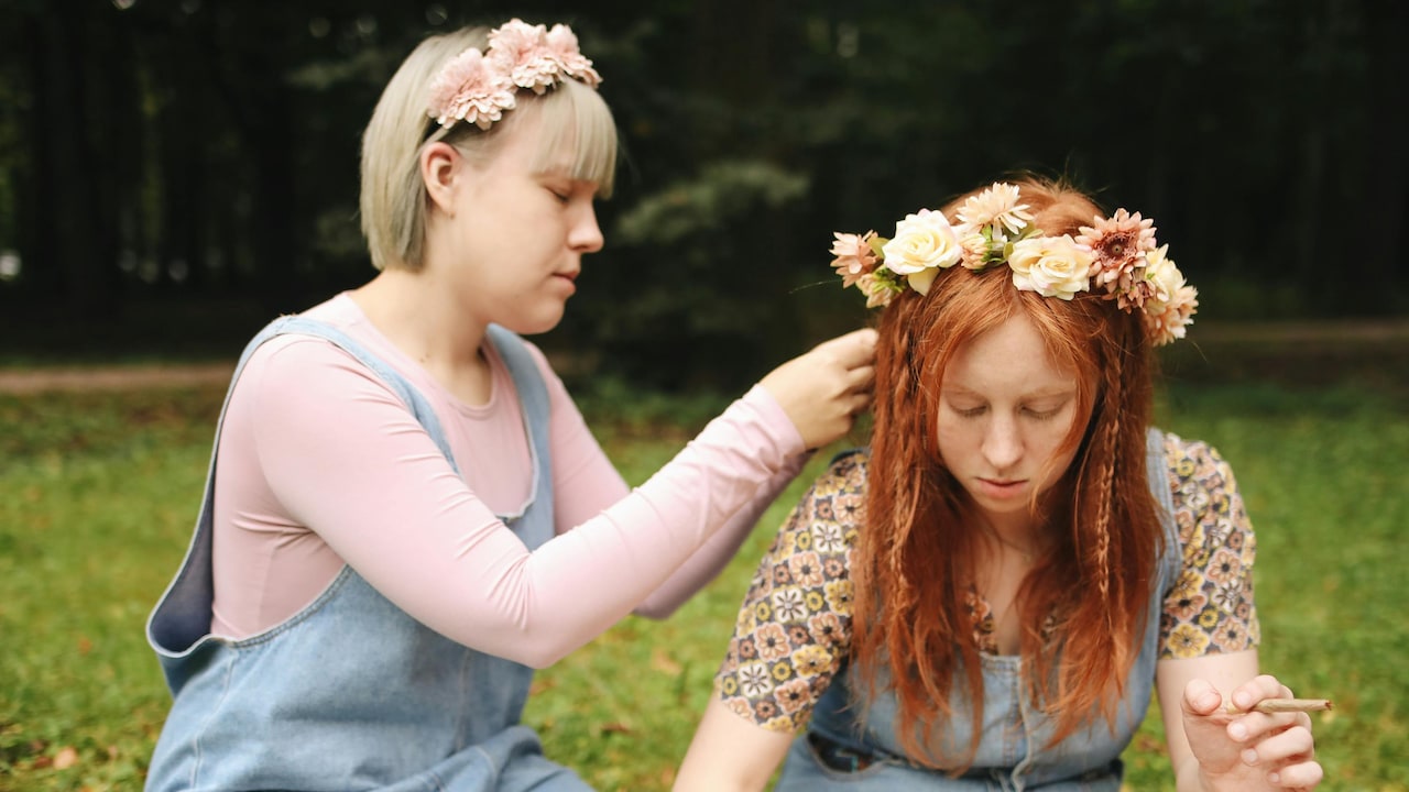 Get top hair accessories for women to express style