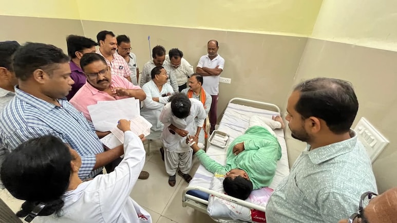 चिरमिरी के BJP मेयर को आया हार्टअटैक, जिला अस्पताल से रायपुर रेफर, स्वास्थ्य मंत्री भी मिलने पहुंचे चिरमिरी के BJP मेयर को आया हार्टअटैक, जिला अस्पताल से रायपुर रेफर, स्वास्थ्य मंत्री भी मिलने पहुंचे