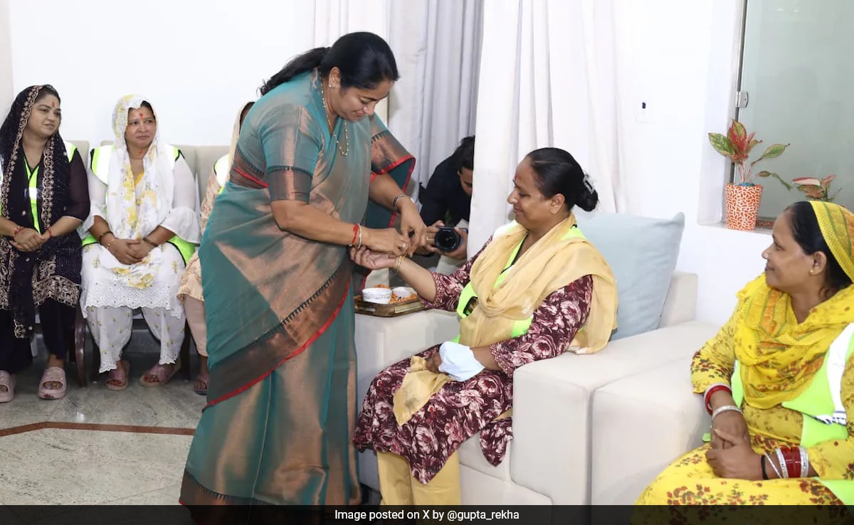 Ню Делхи Главният министър на Делхи Реха Гупта отпразнува Ракшабандхан