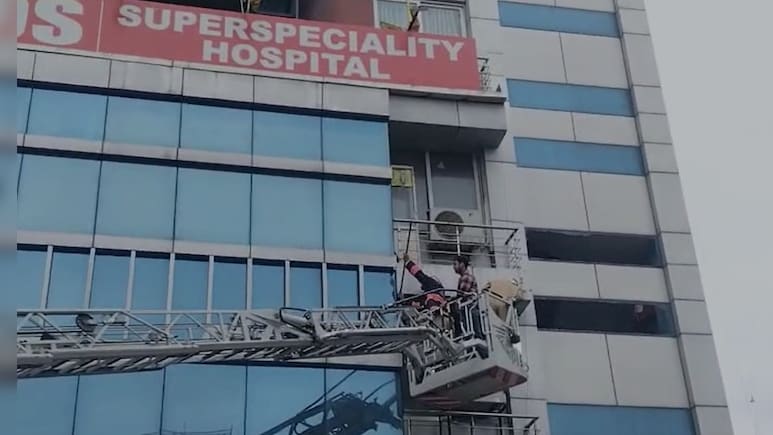 दिल्ली के हॉस्पिटल में लगी आग, कांच तोड़कर क्रेन से निकाले गए मरीज, एक की मौत, VIDEO