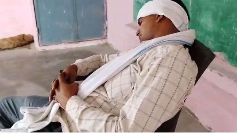 छतरपुर के गौरिहार में 'सपनों' में छात्रों को पढ़ाते हैं टीचर ! क्लास में सोते समय का वीडियो हुआ वायरल छतरपुर के गौरिहार में 'सपनों' में छात्रों को पढ़ाते हैं टीचर ! क्लास में सोते समय का वीडियो हुआ वायरल