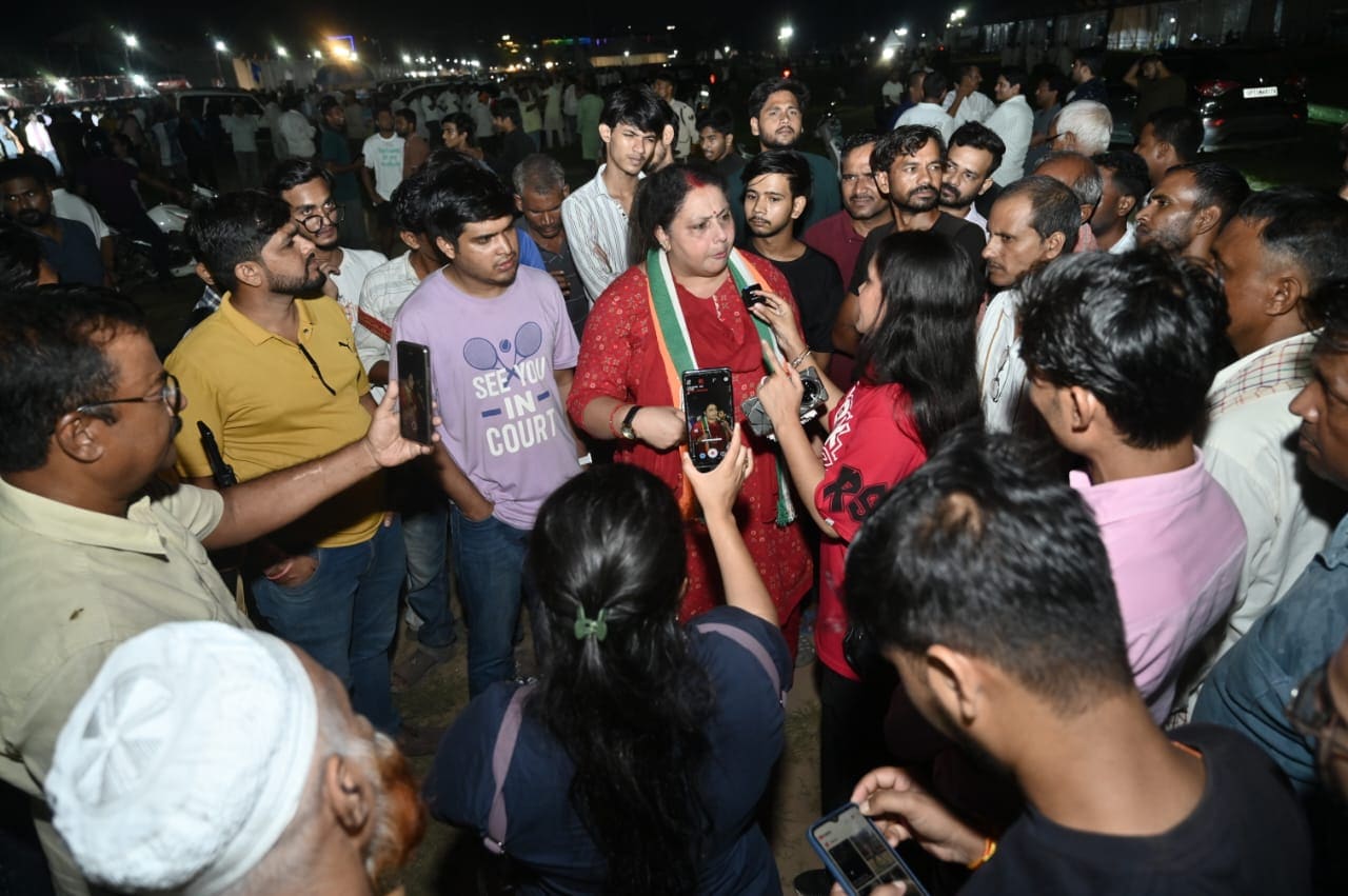 पटना के गांधी मैदान में वोटर अधिकार यात्रा के समापन की तैयारी में जुटे कांग्रेस के कार्यकर्ता. पटना के गांधी मैदान में वोटर अधिकार यात्रा के समापन की तैयारी में जुटे कांग्रेस के कार्यकर्ता.