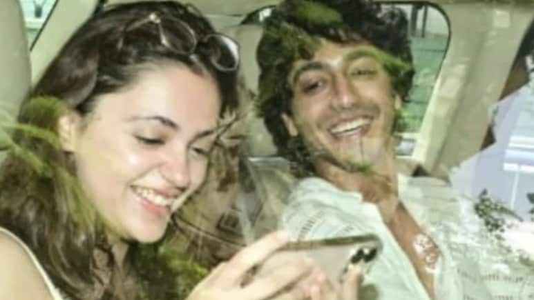 Amid Dating Rumours, <i>Saiyaara</i> Stars Ahaan Panday And Aneet Padda Click Selfies With Fans Amid Dating Rumours, <i>Saiyaara</i> Stars Ahaan Panday And Aneet Padda Click Selfies With Fans