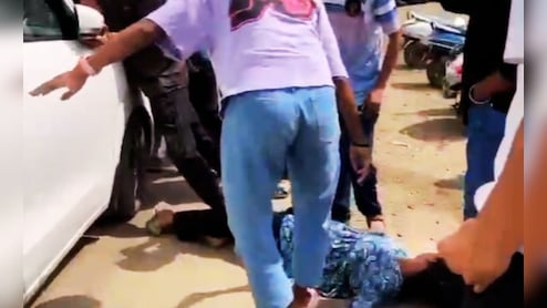 Palghar Shocking Video : मालकिणीचा मुजोरपणा, आंदोलनादरम्यान कामगारांच्या अंगावर घातली गाडी