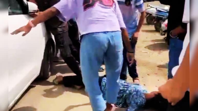 Palghar Shocking Video : मालकिणीचा मुजोरपणा, आंदोलनादरम्यान कामगारांच्या अंगावर घातली गाडी Palghar Shocking Video : मालकिणीचा मुजोरपणा, आंदोलनादरम्यान कामगारांच्या अंगावर घातली गाडी