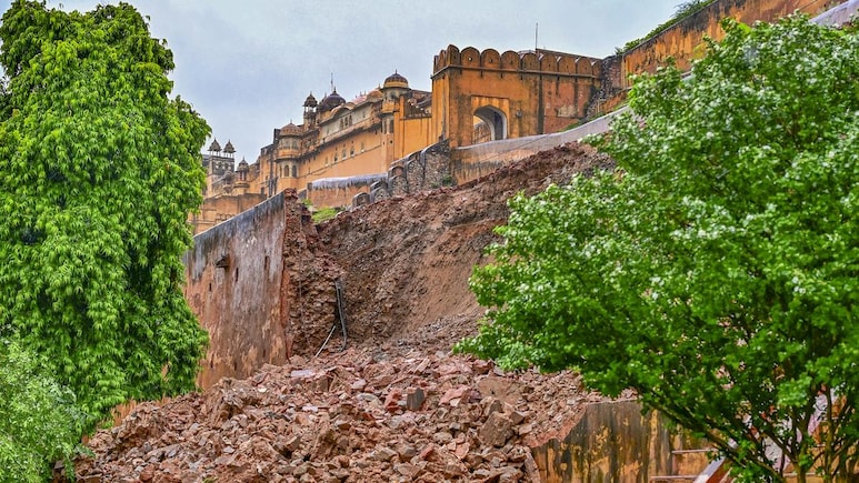 Amer Fort Wall Collapses In Jaipur After Heavy Rain; Elephant Rides Suspended Amer Fort Wall Collapses In Jaipur After Heavy Rain; Elephant Rides Suspended