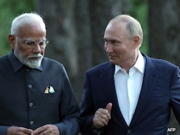 Trump Tariff : अमेरिकेच्या त्रासावर रशियाची गोळी, भारताला मिळाली खास ऑफर! अर्थव्यवस्थेचं टेन्शन होणार दूर Trump Tariff : अमेरिकेच्या त्रासावर रशियाची गोळी, भारताला मिळाली खास ऑफर! अर्थव्यवस्थेचं टेन्शन होणार दूर