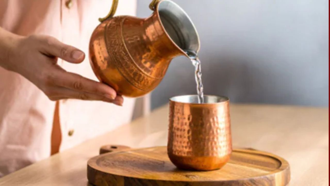 रातभर तांबे के बर्तन में पानी भरकर सुबह खाली पेट पीने से क्या होता है? न्यूट्रिशनिस्ट ने बताया इन 4 लोगों के लिए नहीं है औषधि से कम