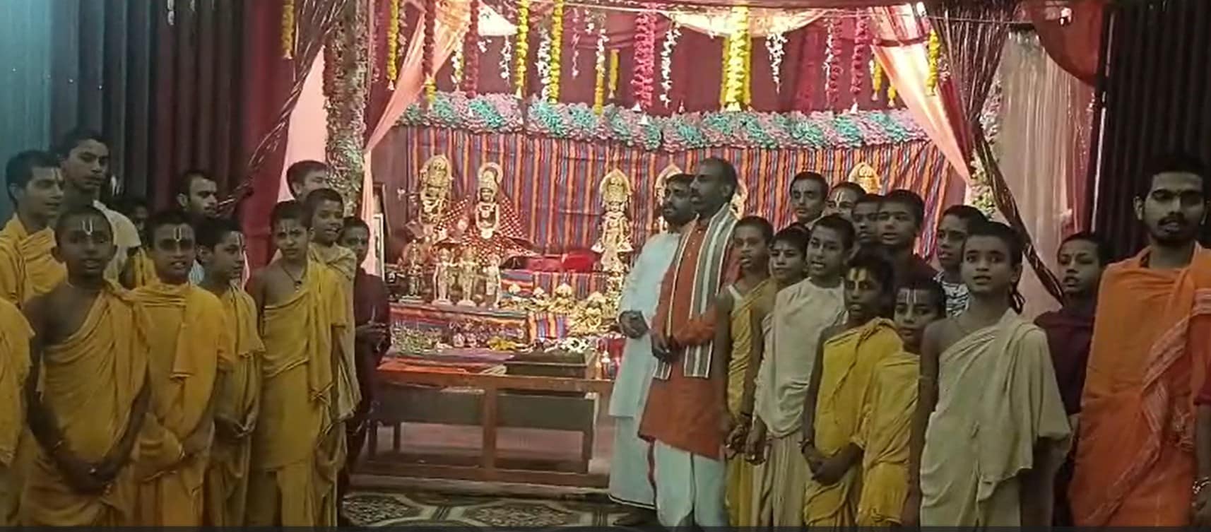 गुरुधाम में पढ़ाई कर रहे बच्चे. गुरुधाम में पढ़ाई कर रहे बच्चे.