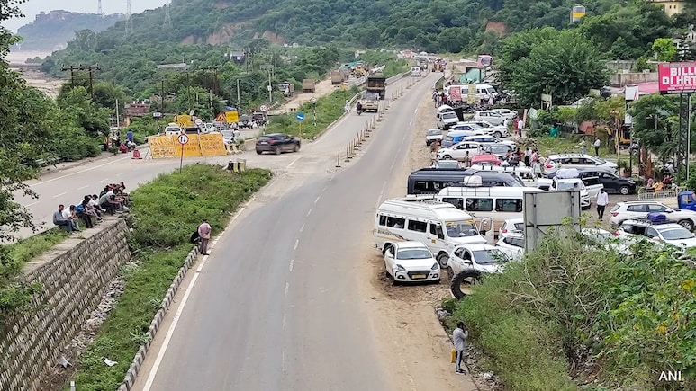 Rains Hamper Restoration Efforts On Jammu-Srinagar National Highway Rains Hamper Restoration Efforts On Jammu-Srinagar National Highway
