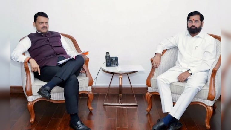Fadnavis vs Shinde: फडणवीस- शिंदेंमध्ये कोल्डवॉर? एकाच दिवशी, 1 पदासाठी 2 विभागांकडून नियुक्त्या Fadnavis vs Shinde: फडणवीस- शिंदेंमध्ये कोल्डवॉर? एकाच दिवशी, 1 पदासाठी 2 विभागांकडून नियुक्त्या