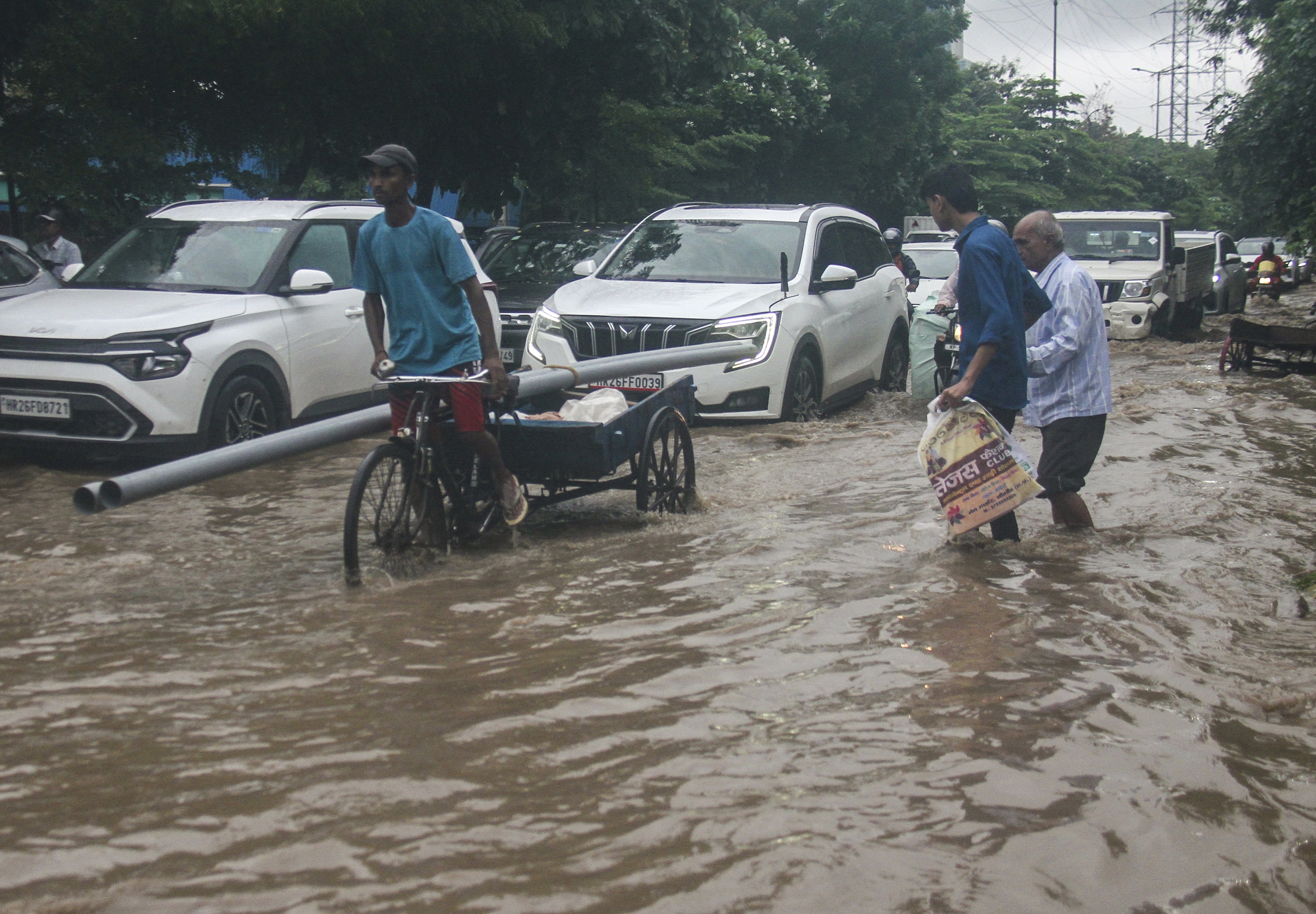 दिल्ली-NCR में भारी बारिश से सड़कें जलमग्न, जानें आनेवाले दिनों में कैसा रहेगा राजधानी का मौसम