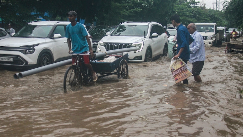 दिल्ली-NCR में भारी बारिश से सड़कें जलमग्न, जानें आनेवाले दिनों में कैसा रहेगा राजधानी का मौसम दिल्ली-NCR में भारी बारिश से सड़कें जलमग्न, जानें आनेवाले दिनों में कैसा रहेगा राजधानी का मौसम