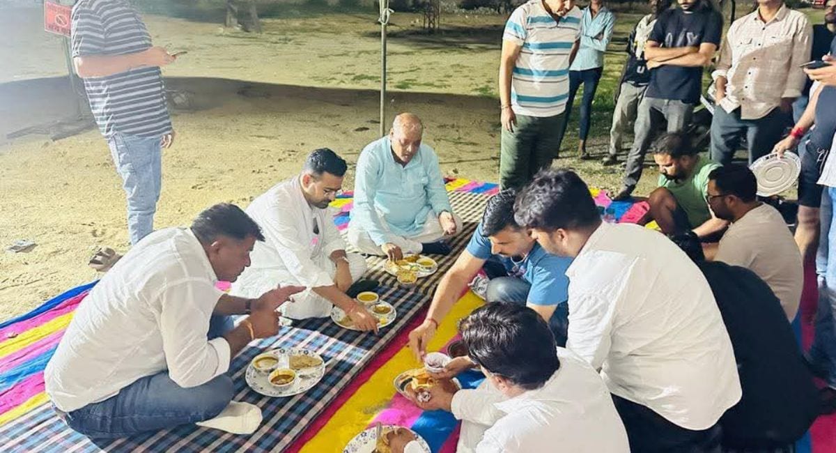 टोल पर ही रात को खाना खाया. टोल पर ही रात को खाना खाया.