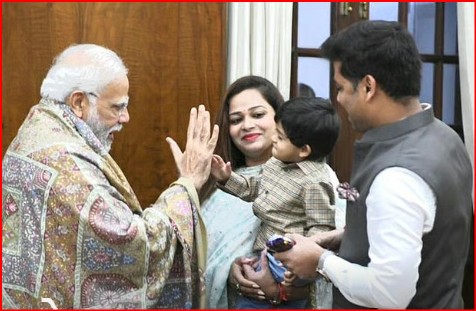 मोदी बाबा से फाइटर प्लेन और टॉय लाना... एकनाथ शिंदे के नन्हें पोते की अनोखी मांग सुन PM मोदी भी हंस पड़े