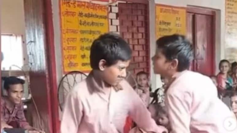 सिर पर थाली पीट-पीट कर 2 बच्चों ने किया ऐसा डांस, खौफ में आए सोशल मीडिया यूजर्स, बोले- प्रिंसिपल भी डरा हुआ है