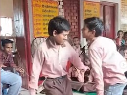 सिर पर थाली पीट-पीट कर 2 बच्चों ने किया ऐसा डांस, खौफ में आए सोशल मीडिया यूजर्स, बोले- प्रिंसिपल भी डरा हुआ है सिर पर थाली पीट-पीट कर 2 बच्चों ने किया ऐसा डांस, खौफ में आए सोशल मीडिया यूजर्स, बोले- प्रिंसिपल भी डरा हुआ है
