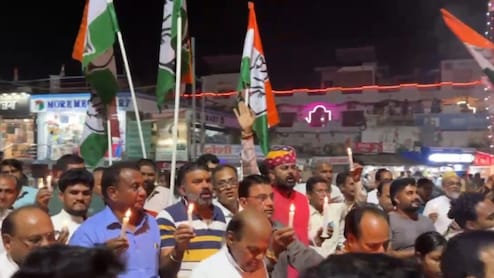 Rajasthan: कथित वोट चोरी के विरोध में कांग्रेस ने बांसवाड़ा शहर में निकाला कैंडल मार्च