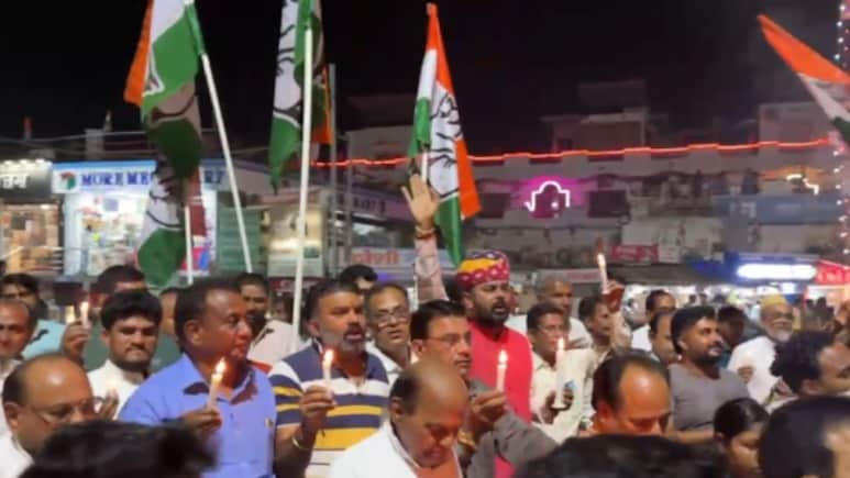 Rajasthan: कथित वोट चोरी के विरोध में कांग्रेस ने बांसवाड़ा शहर में निकाला कैंडल मार्च