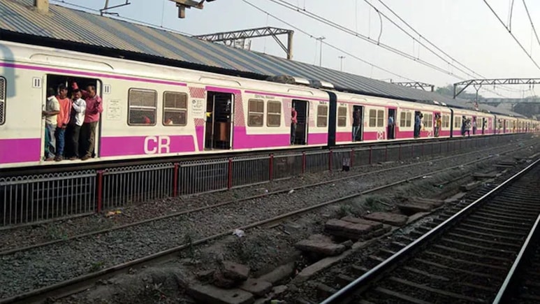 Mumbai Local Train: मुंबईत सकाळपासून पावसाची जोरदार बॅटिंग; रेल्वे आणि रस्ते वाहतुकीवर परिणाम