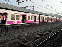 Mumbai Local Train: मुंबईत सकाळपासून पावसाची जोरदार बॅटिंग; रेल्वे आणि रस्ते वाहतुकीवर परिणाम Mumbai Local Train: मुंबईत सकाळपासून पावसाची जोरदार बॅटिंग; रेल्वे आणि रस्ते वाहतुकीवर परिणाम