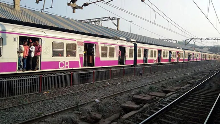 Mumbai Rains : "आम्ही छंद म्हणून बाहेर पडतो का?", मध्य रेल्वेच्या ट्वीटवर प्रवाशाची संतप्त प्रतिक्रिया Mumbai Rains : "आम्ही छंद म्हणून बाहेर पडतो का?", मध्य रेल्वेच्या ट्वीटवर प्रवाशाची संतप्त प्रतिक्रिया