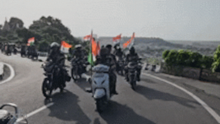 सरहद से शहर तक गूंजी देशभक्ति, BSF की तिरंगा यात्रा ने जोधपुर-जैसलमेर में भरा जोश सरहद से शहर तक गूंजी देशभक्ति, BSF की तिरंगा यात्रा ने जोधपुर-जैसलमेर में भरा जोश