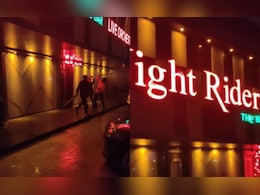 Panvel MNS News: पनवेलमध्ये मनसेचा रुद्रावतार; ‘नाईट रायडर’ बारवर हल्ला, 8 जण पोलिसांच्या ताब्यात Panvel MNS News: पनवेलमध्ये मनसेचा रुद्रावतार; ‘नाईट रायडर’ बारवर हल्ला, 8 जण पोलिसांच्या ताब्यात