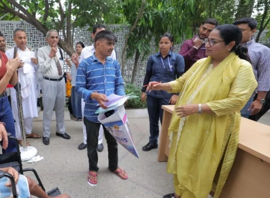 दिल्ली सीएम रेखा गुप्ता पर हमला, युवक ने मारा थप्पड़, जनसुनवाई के दौरान घटना को दिया अंजाम
