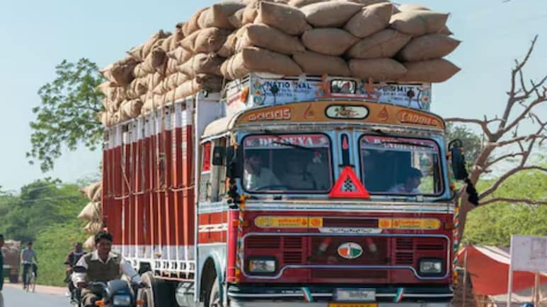 Motor Vehicles Act: जड वाहनांसाठी क्लिनरची गरज नाही, परिवहन मंत्रालयाकडून अधिसूचना जारी