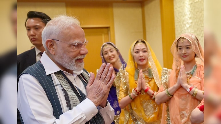 PM मोदी की फरमाइश पर टोक्यो में राजस्थानी भजन गाने लगी महिलाएं, मुस्कराकर ताली बजाते रहे प्रधानमंत्री