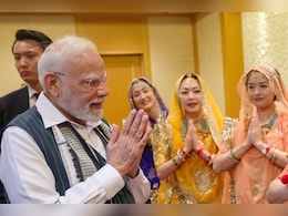 PM मोदी की फरमाइश पर टोक्यो में राजस्थानी भजन गाने लगी महिलाएं, मुस्कराकर ताली बजाते रहे प्रधानमंत्री PM मोदी की फरमाइश पर टोक्यो में राजस्थानी भजन गाने लगी महिलाएं, मुस्कराकर ताली बजाते रहे प्रधानमंत्री