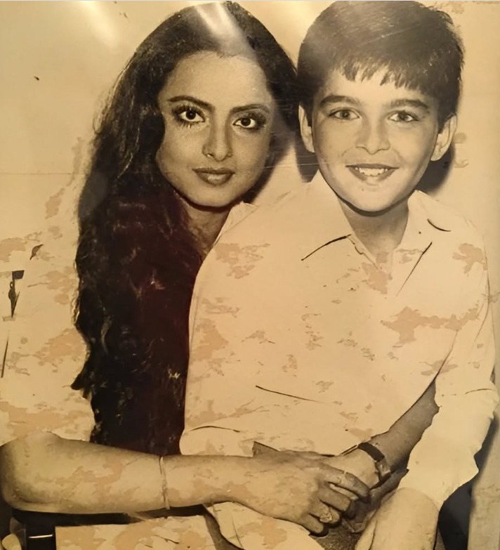 रेखा की गोद में बैठा है 90s का 'हार्टथ्रोब' सुपरस्टार, चाइल्ड आर्टिस्ट बनकर मचाया तूफान, कहलाता था सबसे गुड लुकिंग हीरो