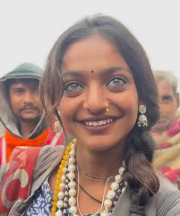 मोनालिसा की 10 खूबसूरत फोटो, 7वीं में साड़ी में दिखीं सबसे सुंदर, फैंस बोले- पूरी दुनिया में यूं ही नहीं हुई वायरल