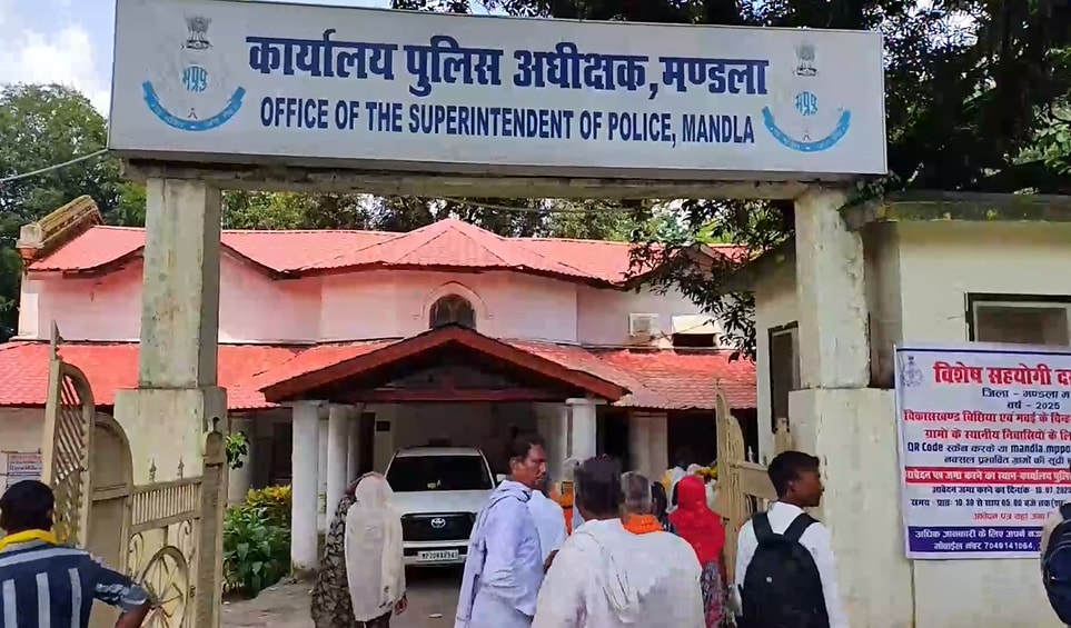 एसपी के पास महिला ने दर्ज कराई शिकायत एसपी के पास महिला ने दर्ज कराई शिकायत