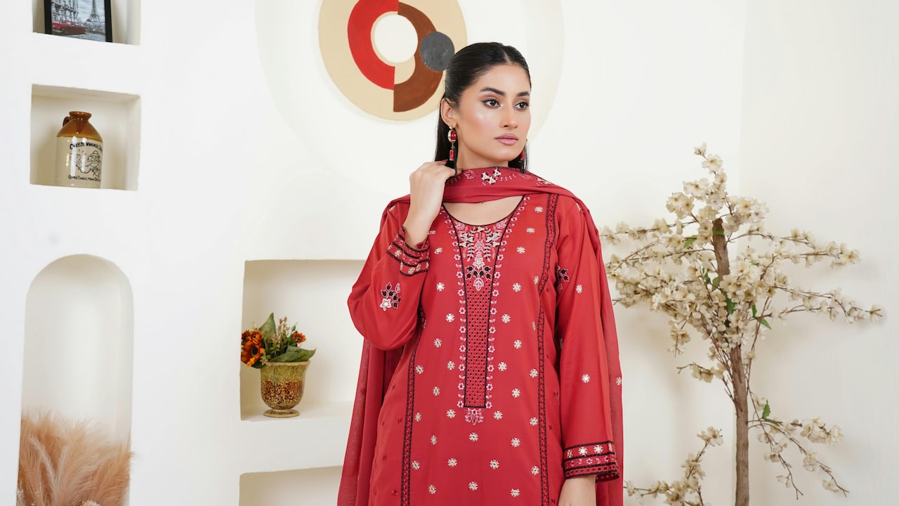 Upgrade your festive look with top Ethnicwear Flat 70% Off for women on Myntra