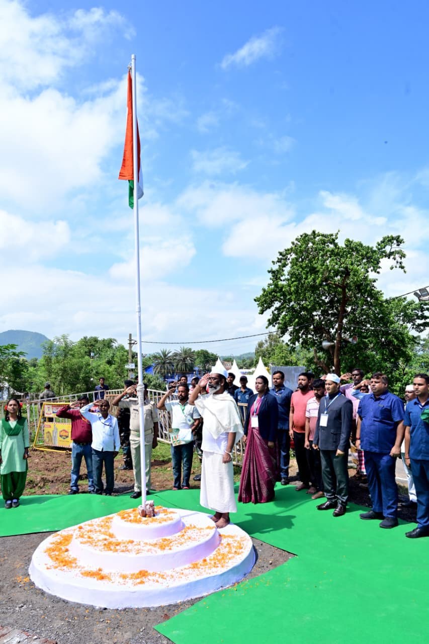 नेमरा में श्राद्धकर्म के कपड़ों में झंडोत्तोलन करते सीएम हेमंत सोरेन. नेमरा में श्राद्धकर्म के कपड़ों में झंडोत्तोलन करते सीएम हेमंत सोरेन.