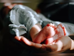 Crime News: माता नव्हे वैरीण! जन्म देताच बाळाला कचऱ्यात फेकलं, अर्भकाला कुत्र्यांनी घेरलं अन् थेट बसखाली...