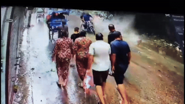 धराली के बाद हरिद्वार में ये क्या हो गया, देखें कैसे टूटकर गिरा पहाड़,  बाल-बाल बचे बाइक सवार