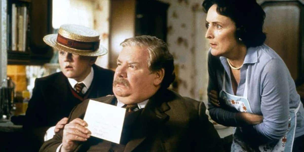 Fiona Shaw as Aunt Petunia in Harry Potter with onscreen husband Vernon and son Dudley Fiona Shaw as Aunt Petunia in Harry Potter with onscreen husband Vernon and son Dudley